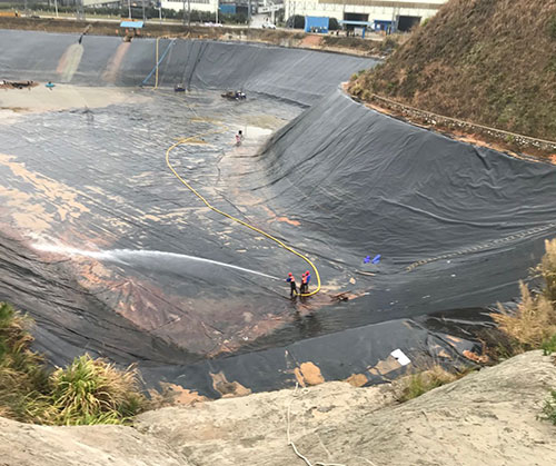 巍山废水池清理