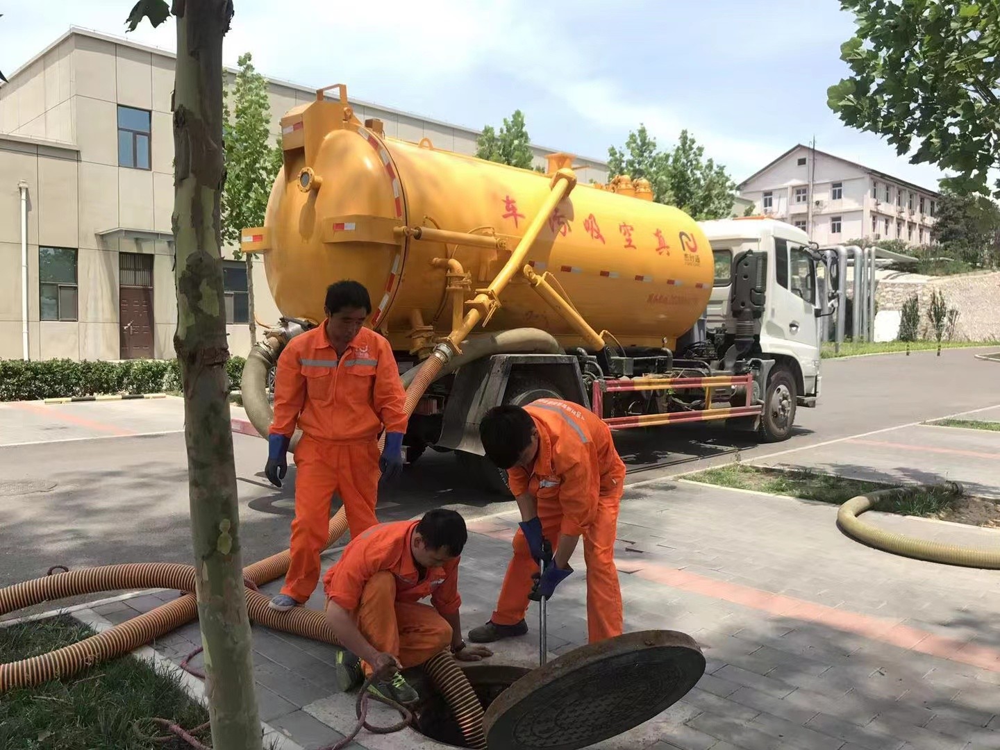 巍山管道疏通车停在窨井附近