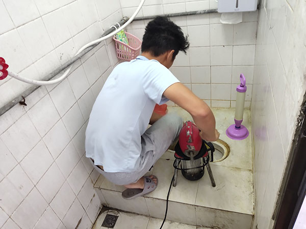 巍山肥皂掉到马桶里把马桶堵住了怎么办？马桶堵住了怎么办